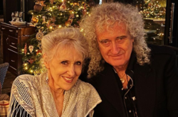 Легендарный участник Queen впервые после сердечного приступа появился на публике