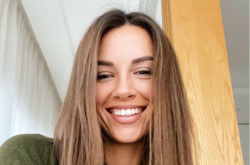 Жена известного телеведущего в бикини отдыхает без детей и мужа (фото)