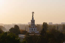 На ВДНГ відбувається велика вирубка дерев