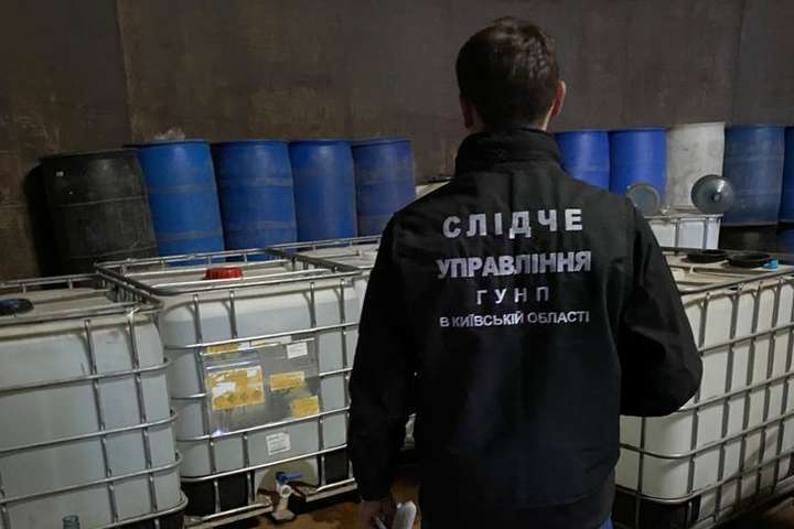 Рідини містилися в пластикових ємностях - На Київщині поліція вилучила понад 7 тис. л контрафактного алкоголю (фото, відео)