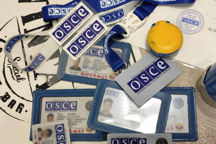 Зловмисники виготовляли та видавали громадянам посвідчення членів місії ОБСЄ, схожі на оригінальні - У Києві шахраї продавали фейкові посвідчення членів місії ОБСЄ (фото)