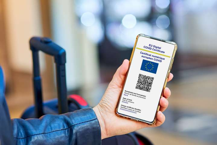 Евросоюз может сократить срок действия Covid-сертификатов для въезда туристов 