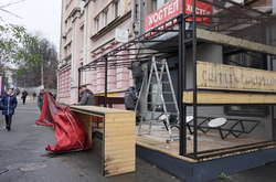 Комунальники звільняють тротуари в центрі Києві від майданчиків кафе (фото)