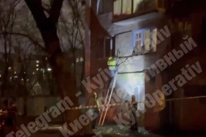 На місці працюють рятувальники, поліція та представники газової служби - У будинку в Києві прогримів вибух (відео)
