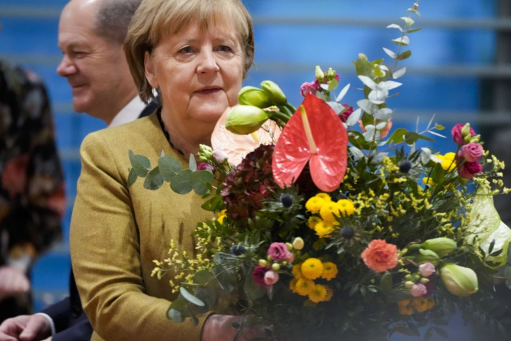 Меркель получила от нового канцлера Германии необычный подарок (фото)