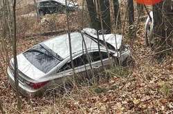 Прямо в дерево: авто понівечено у страшній аварії (фото)