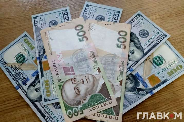 Стало известно, сколько денег держат украинцы в банках