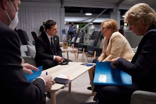 Зеленський обговорив з Меркель ситуацію на Донбасі
