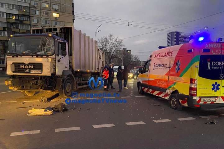У Києві сміттєвоз протаранив «швидку», є потерпілі (фото, відео)