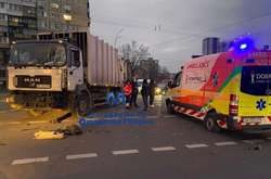 У Києві сміттєвоз протаранив «швидку», є потерпілі (фото, відео)