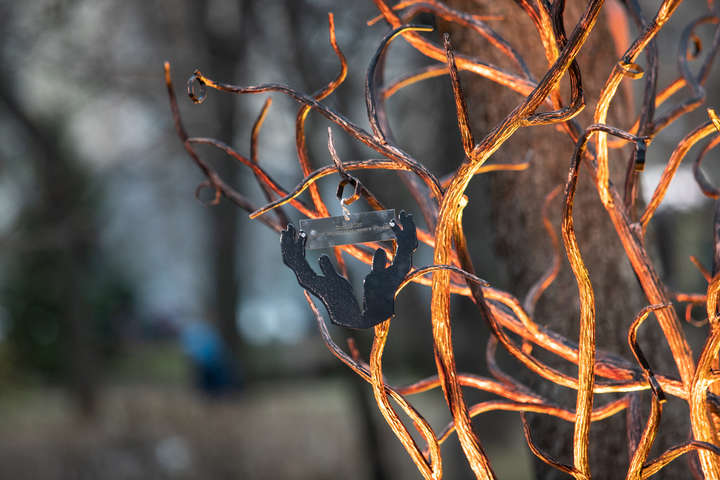У Києві з’явилася скульптура «Дерево допомоги». Що вона символізує? (фото)