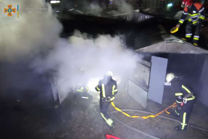 Пожежа виникла в автомобілі в одному з гаражів - Масштабна пожежа в Києві: вогнем знищено декілька автівок (відео)