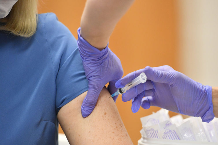 Минздрав: 42% взрослых украинцев получили одну прививку против коронавируса 
