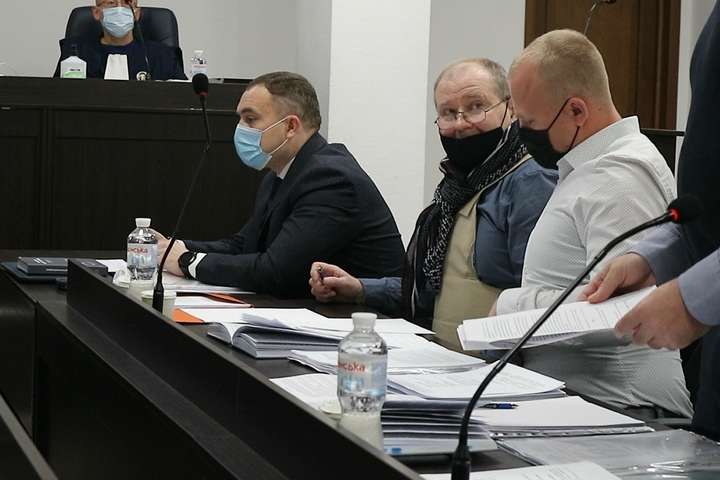 У суді проходить підготовче засідання у справі про отримання Миколою Чаусом хабаря - Чаус прийшов на суд у бронежилеті (фото)