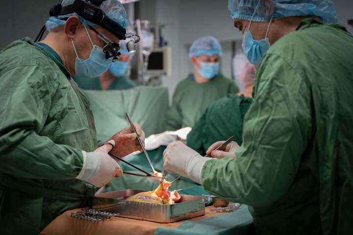 52-річному чоловікові пересадили серце і нирку одночасно
 - Київські лікарі прооперували чоловіка з «кам’яним» серцем (фото) 