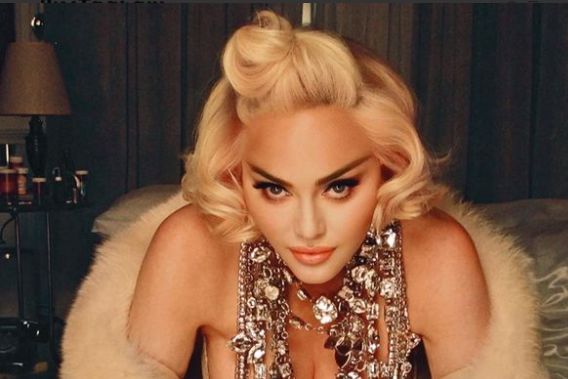 63-летняя певица Мадонна - Мадонна разоткровенничалась в новой фотосессии и засветила больше дозволенного