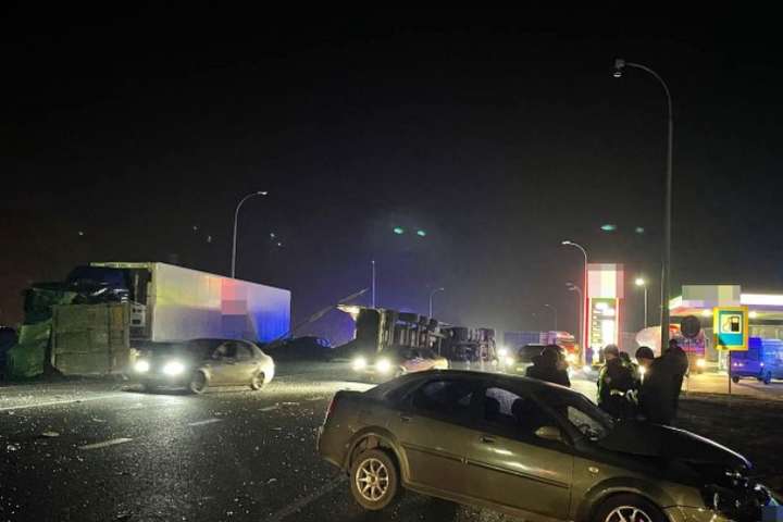 Поліція: водій вантажівки, яка розчавила таксі під Харковим, був напідпитку