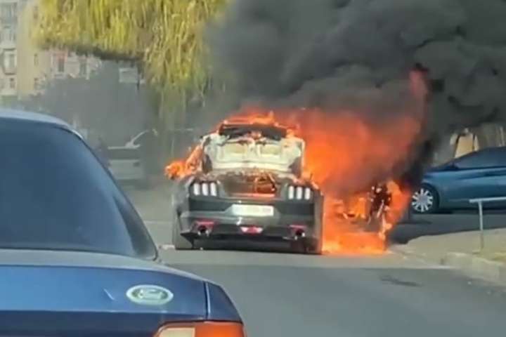 Посеред дороги в Києві згорів культовий автомобіль (відео)