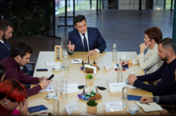  Владимир Зеленский заявил, что привлечение олигарха Рината Ахметова к перевороту «обсуждается в Украине и России» 