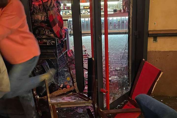 У центрі Києва молодики рознесли бар та нападають на артзаклади