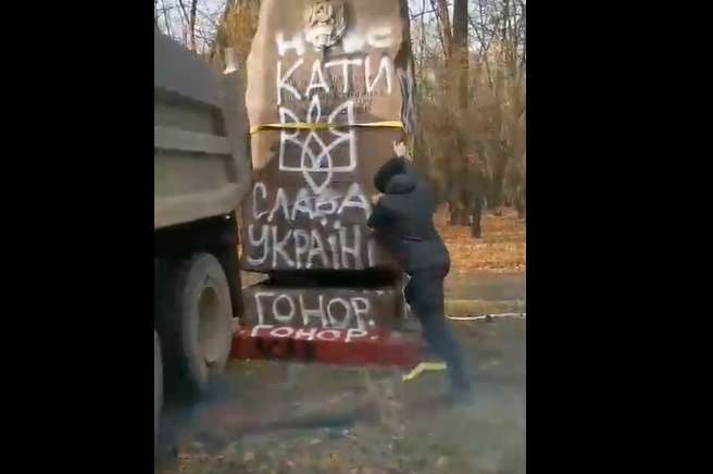 «Ліквідували пам’ятник катам». На Київщині активісти знесли монумент, присвячений НКВС