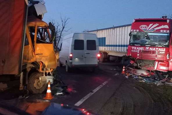 Масштабна ДТП на Миколаївщині: зіткнулися чотири вантажівки, одна людина загинула