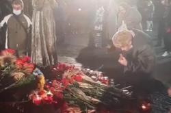 У Києві пенсіонер збирав та їв хліб і яблука із меморіалу Голодомору (відео)