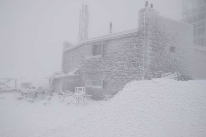 У горах господарювала хурделиця<br /><br /><br /> - У Карпатах замітав сніг та здійнявся шквальний вітер (фото, відео)