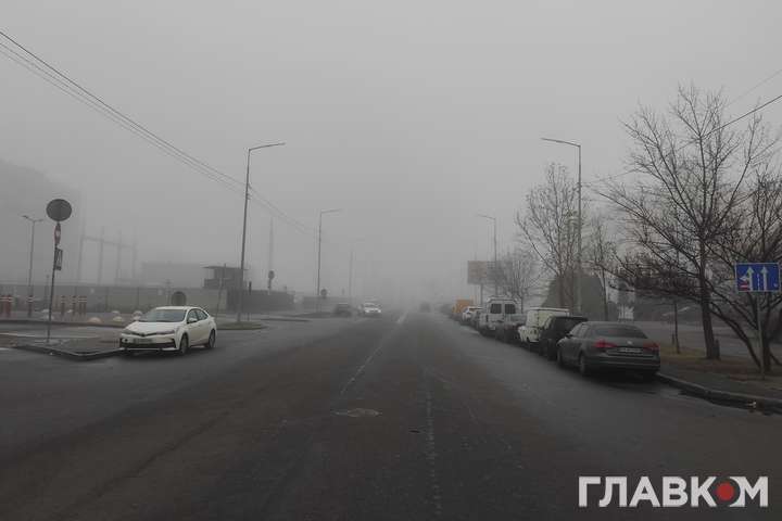 На Київ опустився густий туман (фото)