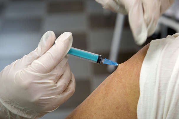 У Німеччині лікар щеплював людей саморобною вакциною від Covid-19