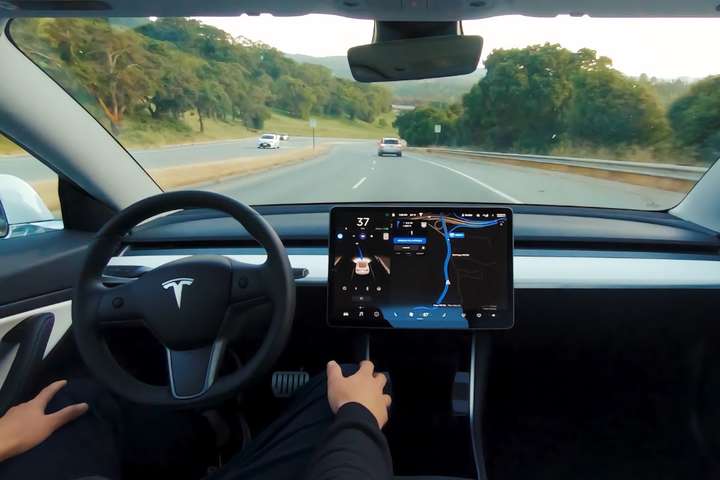 Tesla зніматиме на відео водіїв - Tesla почала стежити за водіями. Незгодним заблокують автопілот