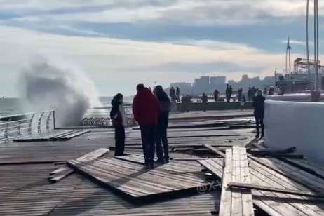 Нищівний шторм в Одесі зруйнував терасу на узбережжі (фото) 