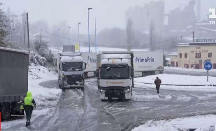 Снежная непогода накрыла Испанию и Францию: дороги в ловушке (фото, видео) 
