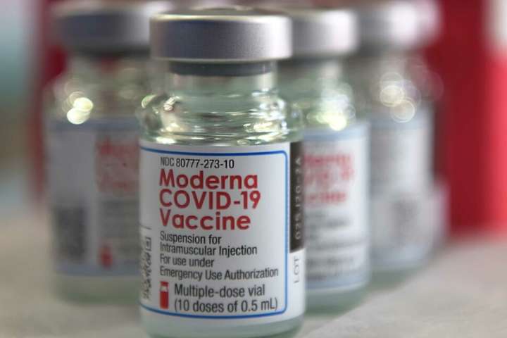 Moderna озвучила терміни готовності вакцини від штаму «Омікрон» 