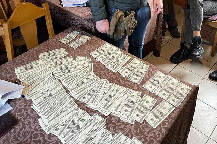 Посадовці райради під Києвом «вирішували» земельні питання за чималі кошти (фото)