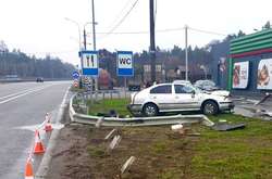 Під Києвом автомобіль зніс відбійник і вилетів з дороги (фото)