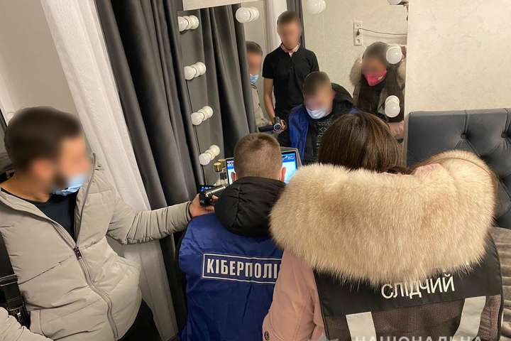 Поліція викрила молоде подружжя кібершахраїв, які ошукали українців на 2 млн
