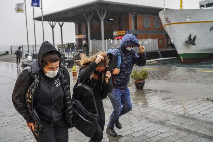 Через ураган у Стамбулі закрили для суден Босфор