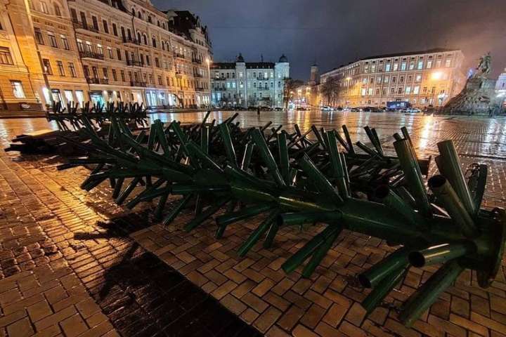 У Києві почали встановлювати головну новорічну ялинку країни (відео)