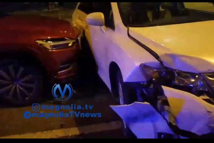 Водій Toyota тікав від поліції та розбив чотири автівки в центрі Києва (відео)