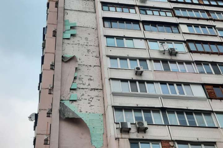Будинок у Києві не встояв перед ураганним вітром (фото)