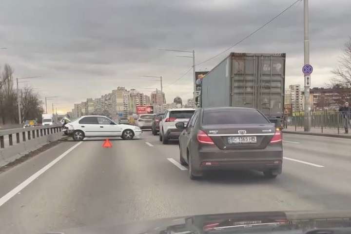 ДТП біля метро «Академмістечко» паралізувала рух транспорту (відео)