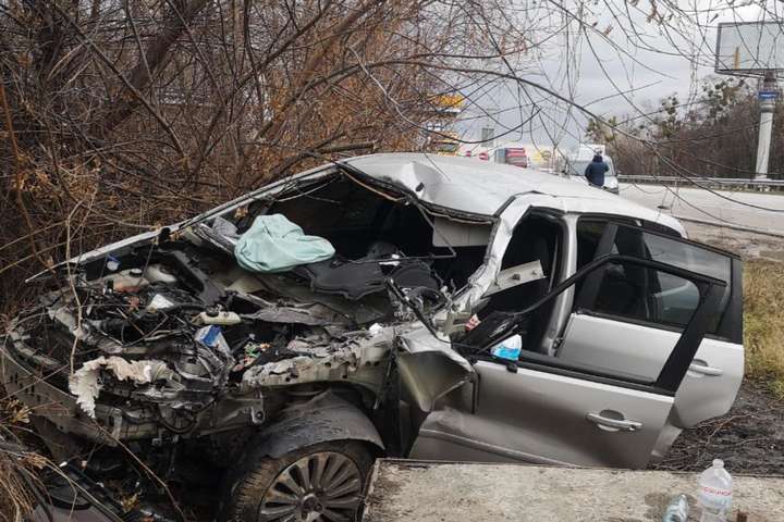 На трасі Київ–Чоп вантажівка розтрощила легковик (фото)
