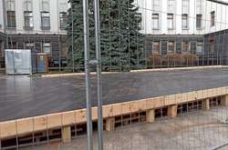 Двір біля Офісу президента огородили металевим парканом