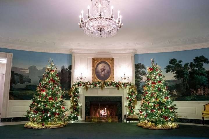 Джо Байден вже працює в святковій атмосфері - Білий дім прикрасили до Різдва (фото)
