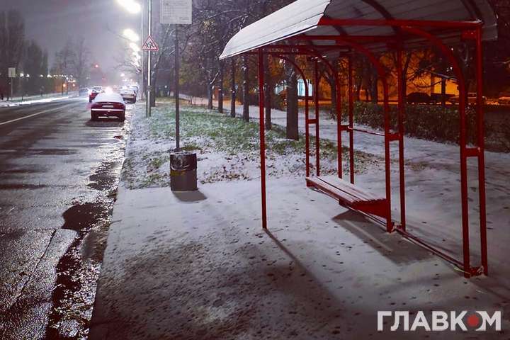 Зима в Києві розпочалася зі снігом: на дороги вийшла спецтехніка