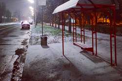 Зима в Києві розпочалася зі снігом: на дороги вийшла спецтехніка