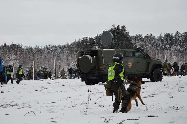Украинские пограничники готовятся отбивать атаки мигрантов (фото)