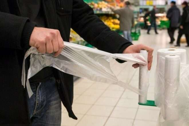 Пластиковые пакеты в магазинах станут платными с 10 декабря 