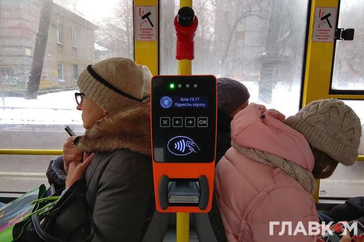 У наземному транспорті Києва можна буде оплатити проїзд банківською карткою 